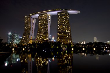 Marina bay sands hotel dusk içinde