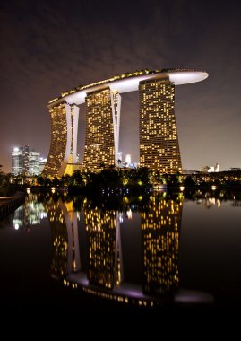 Marina bay sands hotel dusk içinde