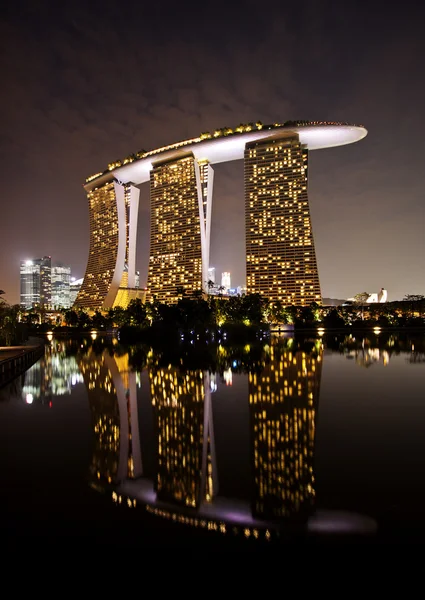 Marina bay sands hotel στο σούρουπο — Φωτογραφία Αρχείου