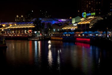 Clarke quay nehir kenarında nokta geceleri