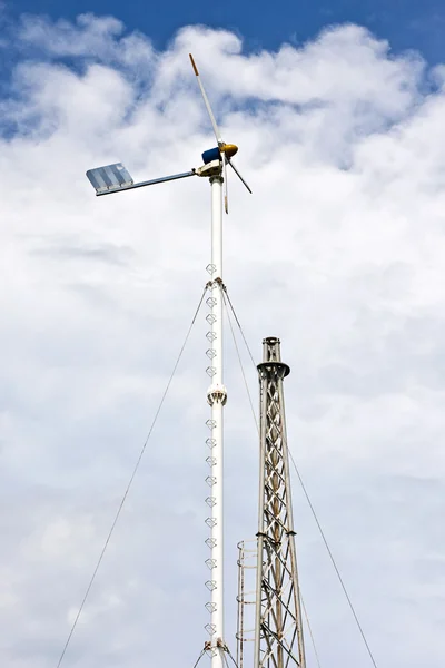 Väderkvarn med en molnig himmel — Stockfoto