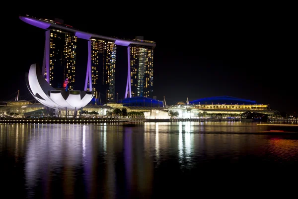 Marina Bay Sands por noite Fotos De Bancos De Imagens