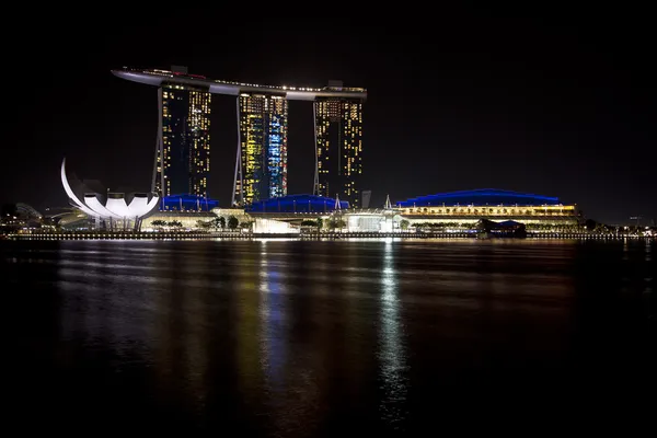 Marina Bay Sands yöllä tekijänoikeusvapaita kuvapankkikuvia