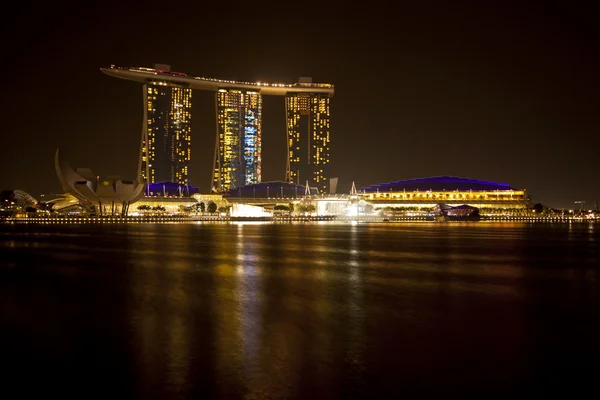 Marina Bay Sands por noite Fotos De Bancos De Imagens