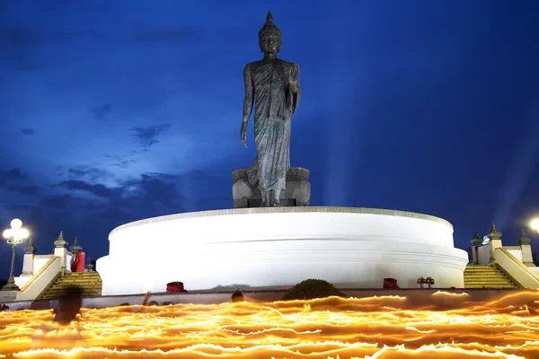 Estátua de Buda alta no crepúsculo no dia de Visakha Puja — Fotografia de Stock