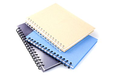telli defter kitap veya defter üzerinde beyaz izole yığını