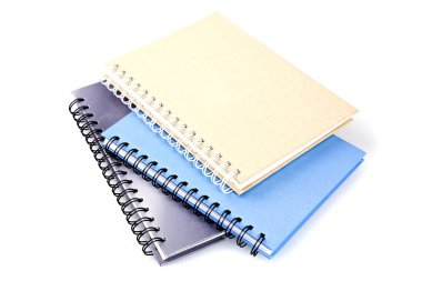 telli defter kitap veya defter üzerinde beyaz izole yığını
