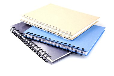 telli defter kitap veya defter üzerinde beyaz izole yığını