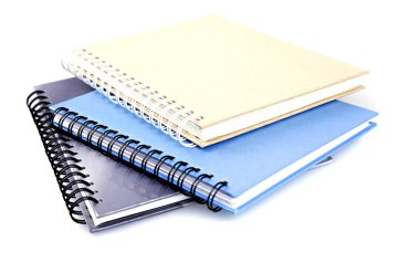 telli defter kitap veya defter üzerinde beyaz izole yığını