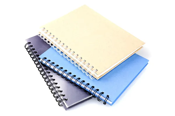Pila di libro raccoglitore anello o notebook isolato su bianco — Foto Stock