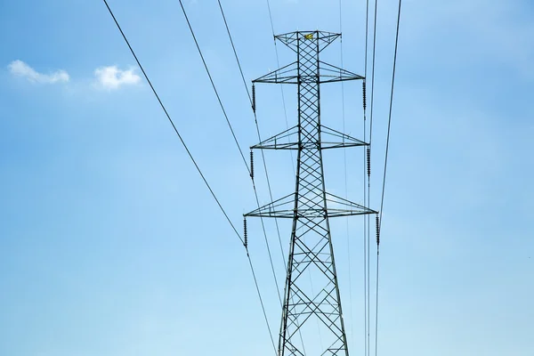 En lång rad av elektrisk överföring står hög redovisade hög volt — Stockfoto