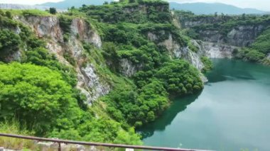 Chonburi, Tayland 'daki eski maden kanyonu manzarası üzerinde güzel bir anten.