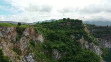 Chonburi, Tayland 'daki eski maden kanyonu manzarası üzerinde güzel bir anten.