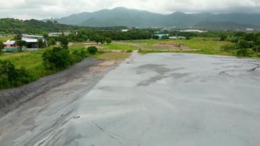 Chonburi, Tayland 'daki eski maden kanyonu manzarası üzerinde güzel bir anten.