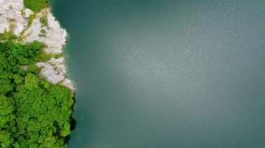 Chonburi, Tayland 'daki eski maden kanyonu manzarası üzerinde güzel bir anten.