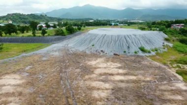 Chonburi, Tayland 'daki eski maden kanyonu manzarası üzerinde güzel bir anten.
