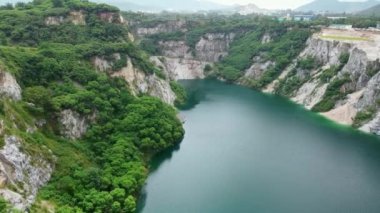 Chonburi, Tayland 'daki eski maden kanyonu manzarası üzerinde güzel bir anten.