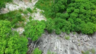 Chonburi, Tayland 'daki eski maden kanyonu manzarası üzerinde güzel bir anten.