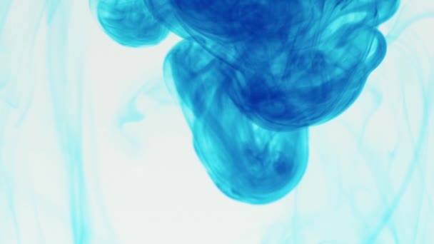 Sebuah Gambar Gerakan Lambat Cairan Biru Mengalir Air Atas Latar — Stok Video