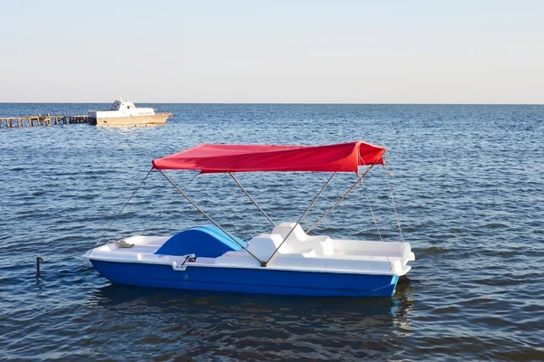 Catamarã ambulante na água — Fotografia de Stock