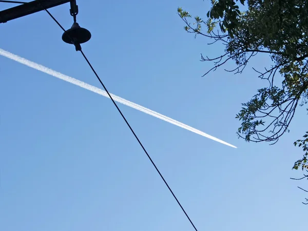 Aeronaves de pista no céu azul — Fotografia de Stock