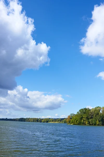 Chmury nad rzeką — Zdjęcie stockowe