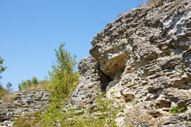 büyük kireçtaşı kayalıklar