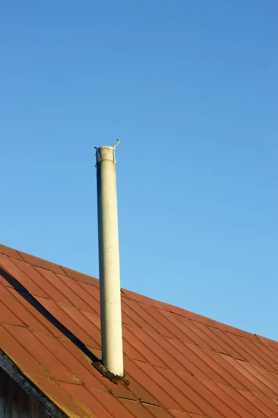 Chaminé em um velho telhado tinny — Fotografia de Stock