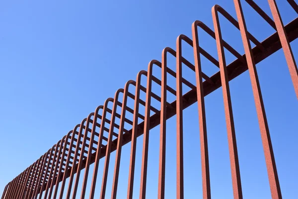 Zaun mit verbogenen Metallstangen — Stockfoto