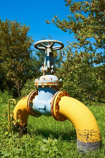 Gasleiding met een klep op een groene gazon — Stockfoto