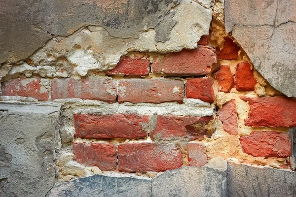 Parede de tijolo velho com estuque destruído — Fotografia de Stock