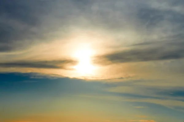 Sonne bricht durch die Wolken — Stockfoto