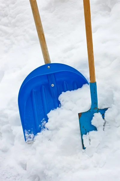 雪のヒープ内の 2 つのシャベル — ストック写真