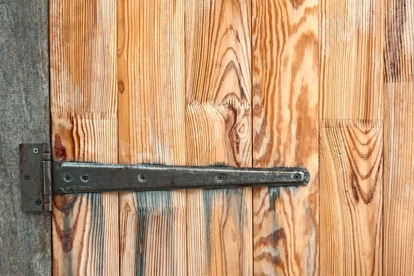 Detal drewniany drzwi z zawiasów metalowych — Zdjęcie stockowe