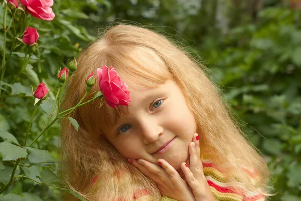 Beautiful little girl outdoors — Stock Photo, Image