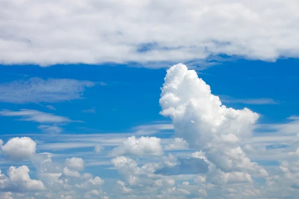 Nubes y cielo azul — Foto de Stock