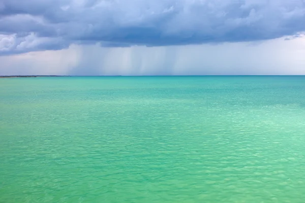 Storm wolken boven de turquoise zee — Stockfoto