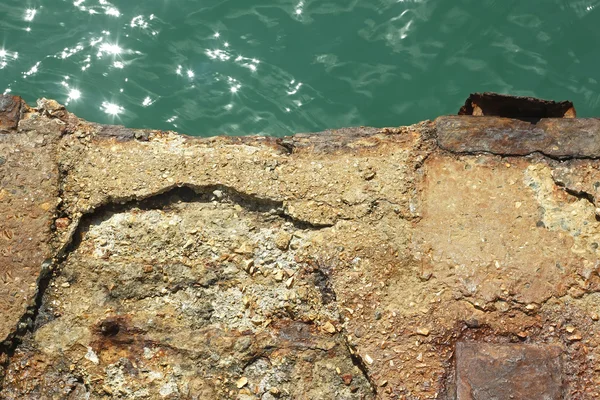 Pier de concreto reforçado sobre a água — Fotografia de Stock