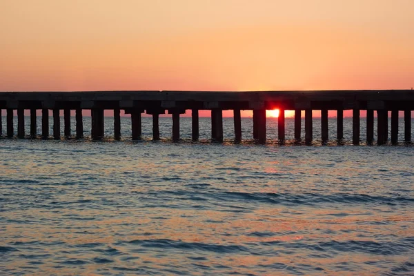 Παλιά τα pier θάλασσα στο ηλιοβασίλεμα — Φωτογραφία Αρχείου