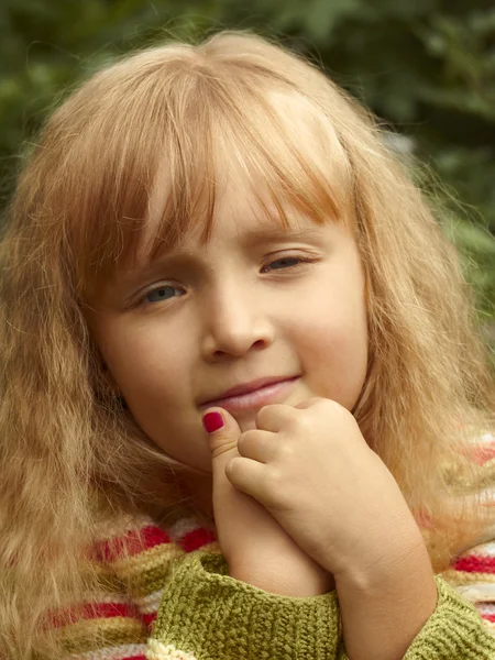 Liten flicka stående — Stockfoto