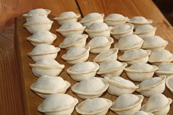 Bolinhos congelados com carne no tabuleiro da cozinha — Fotografia de Stock