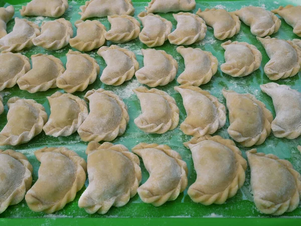 Albóndigas Semielaboradas Una Bandeja Cocina Verde Con Harina Dumplings Con —  Fotos de Stock