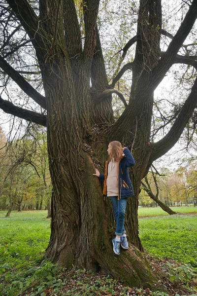 Dreamily Teenage Girl Towny Park Stands Giant Willow Tree Early — Stock Photo, Image