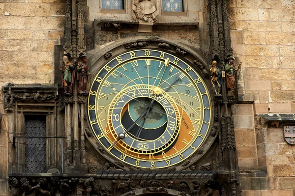 Orologio astronomico Orloj nella Piazza della Città Vecchia di Praga — Foto Stock