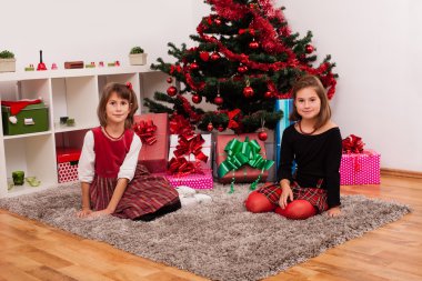 Noel hediye ile mutlu çocuklar