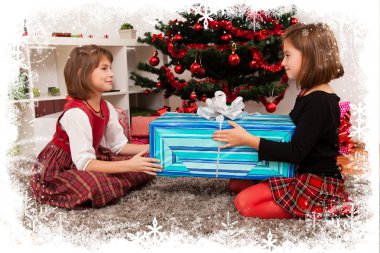 Noel hediyelerini çocuklarla