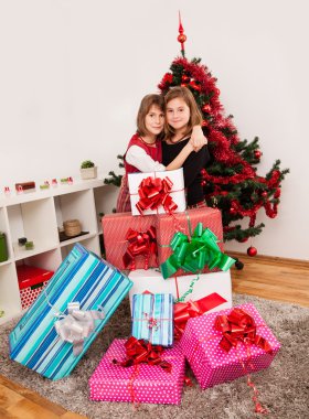 Noel hediye ile mutlu çocuklar