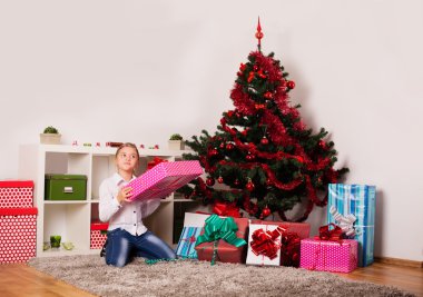 Noel hediye ile mutlu çocuklar