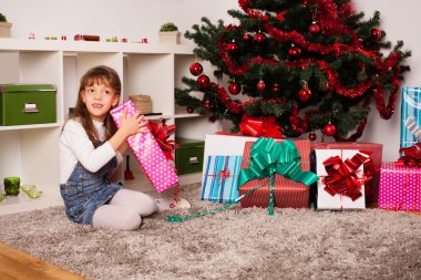 Noel hediye ile mutlu çocuklar