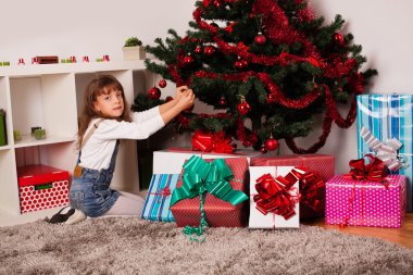 Noel hediye ile mutlu çocuklar